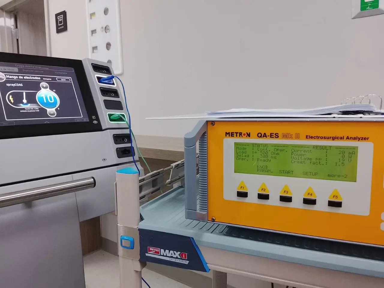 Especialista trabajando con tecnología hospitalaria