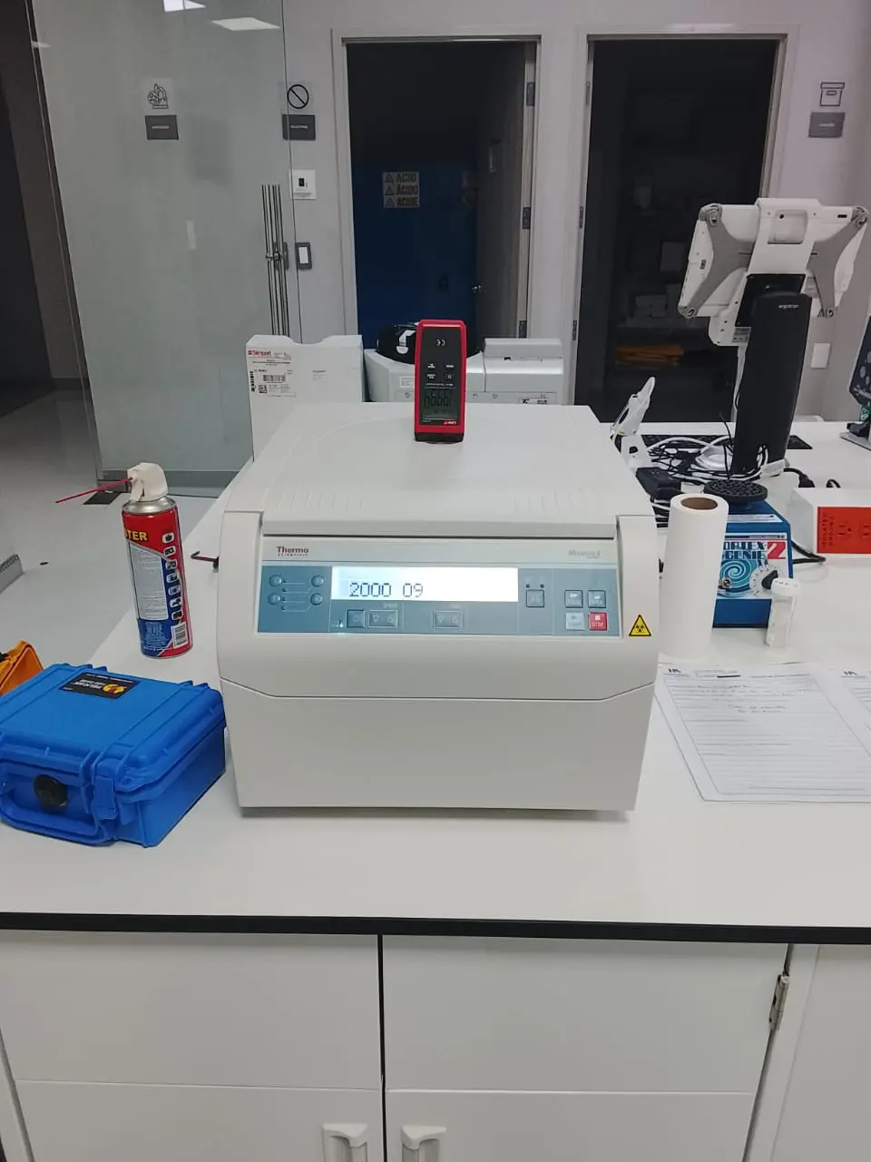 Técnico trabajando en equipo hospitalario