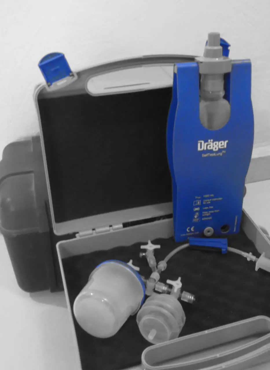 Ingeniero de BiMé dando mantenimiento a equipo médico